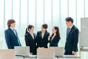 新入社員が談笑している風景